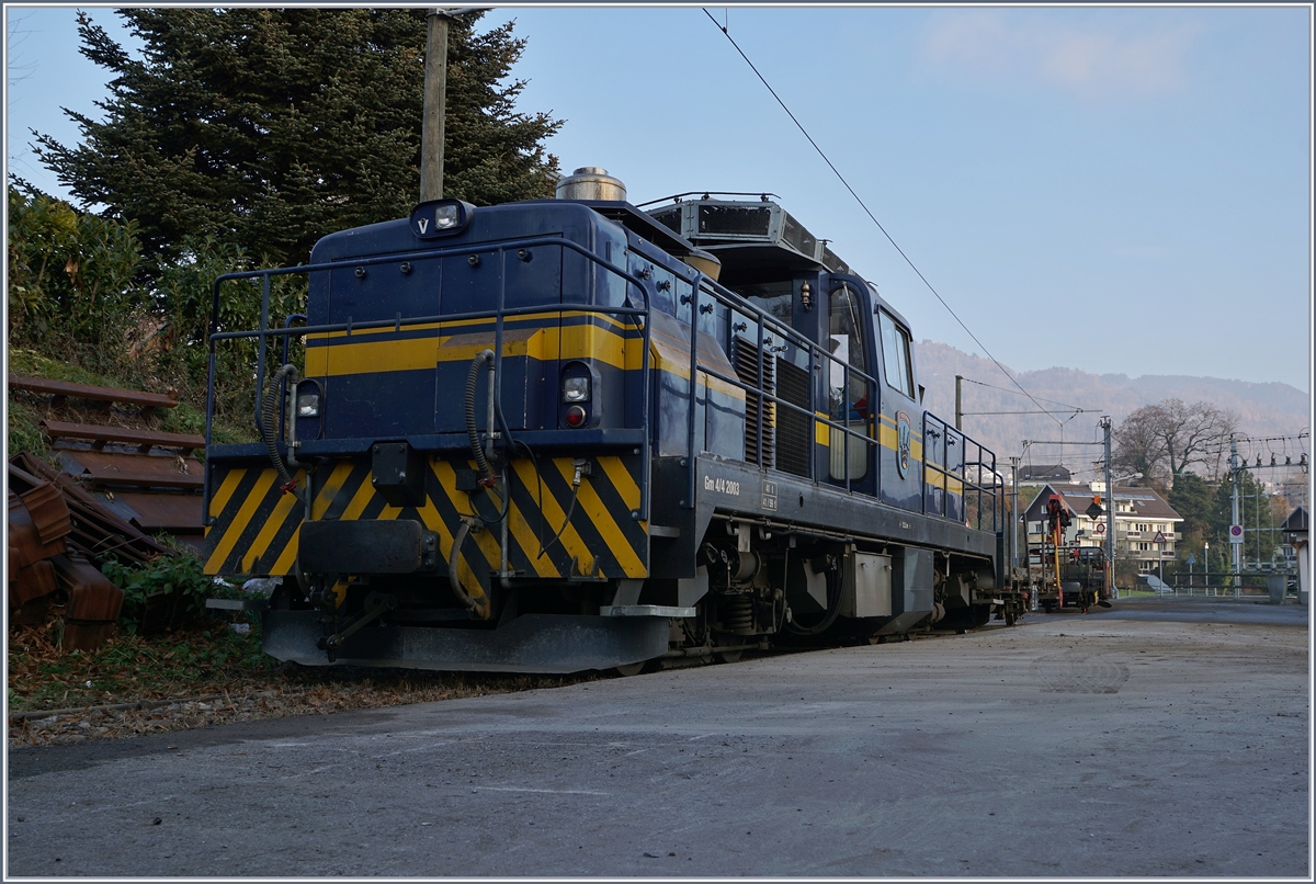 Auf dem letzten Stück der strecke welche früher nach Châtel St-Denis weiterführte ist in St-Légier Gare die MOB Gm 4/4 2003 abgestellt. 
15. Dez. 2016