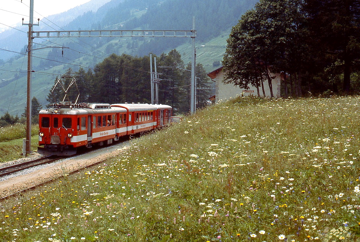 Auf dem Weg von Brig nach Andermatt legt BDeh 2/4 43 der FO ein Zwischenhalt in Mnster ein (Juli 1983)