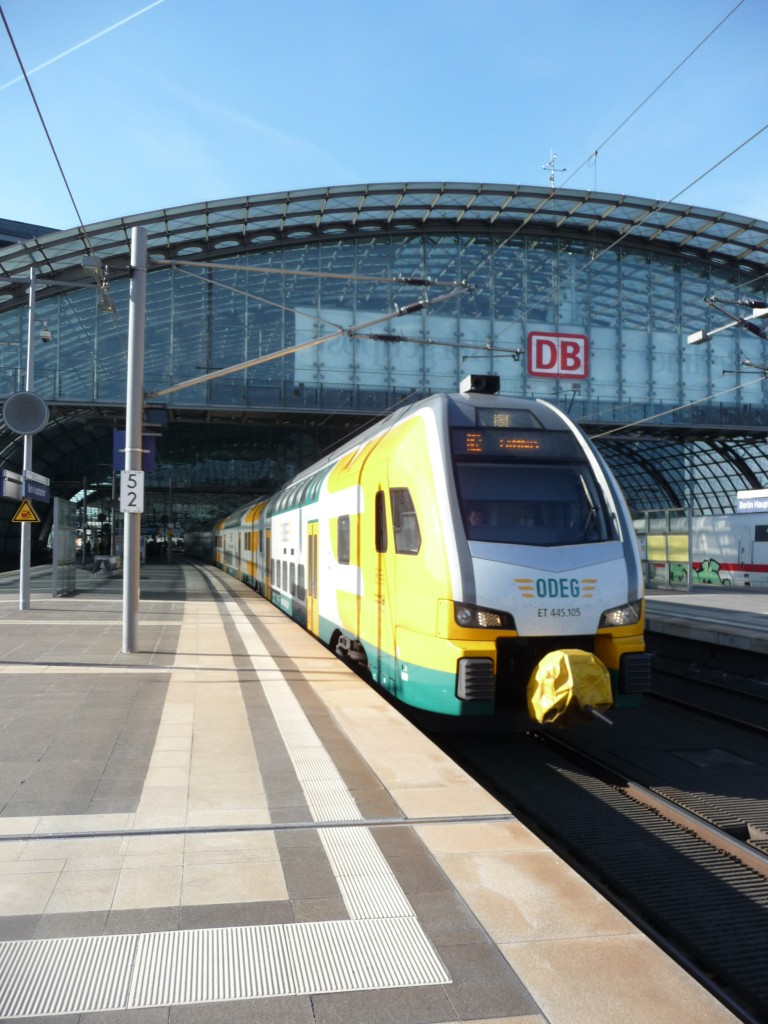 Auf dem Weg in Richtung Cottbus ist hier ET445.105. Berlin HBF, 31.10.13