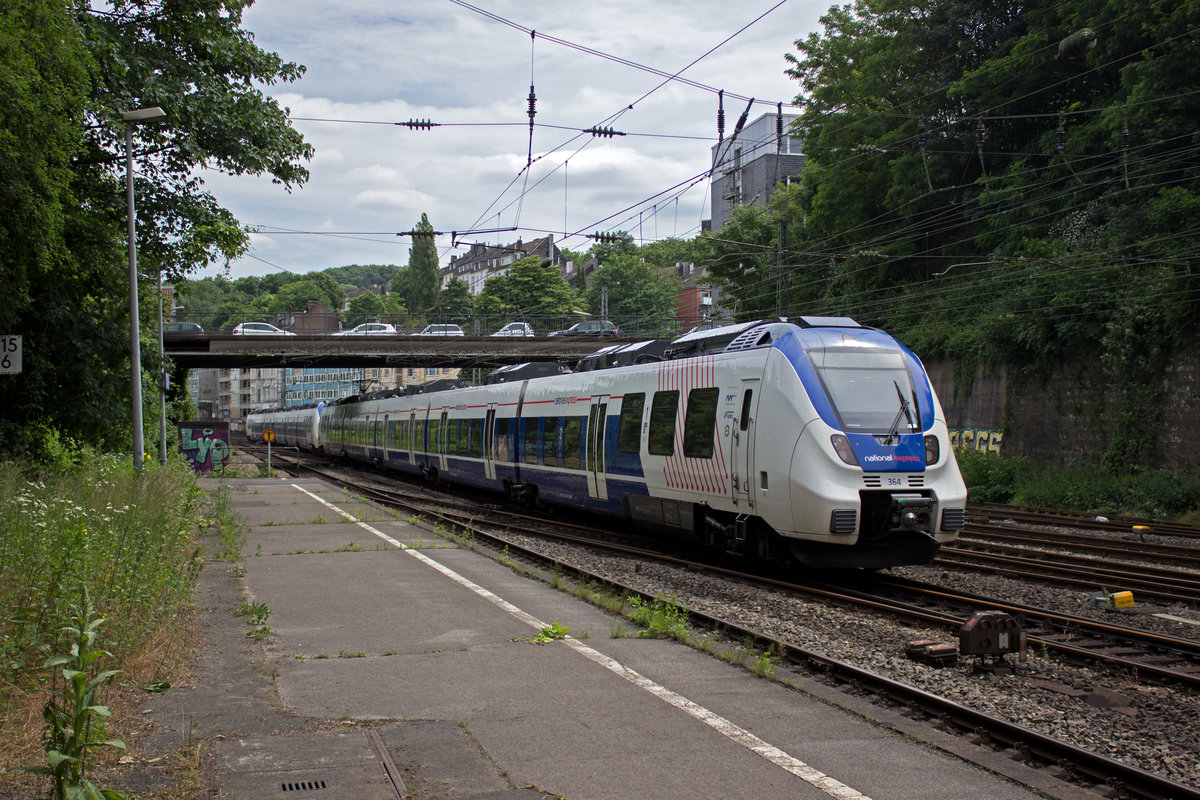 Auf dem Weg in Richtung Rheine hat 9442 364 gemeinsam mit einem weiteren TALENT an der Spitze des Zuges nur einen kurzen Halt in Wuppertal Hauptbahnhof eingelegt und eilt nun seinem westf�lischen Ziel entgegen.