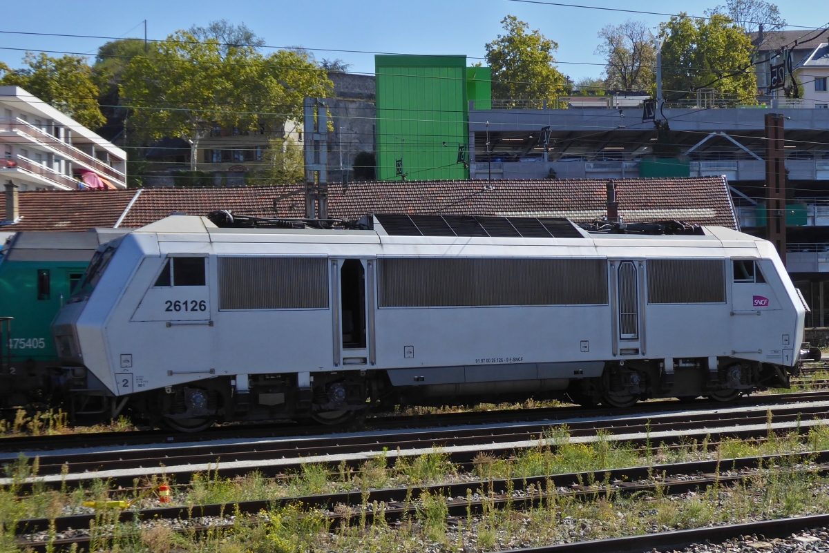Auf einem Abstellgleis im Bahnhofsvorfeld von Chambéry – challes-les-eaux steht Lok 26126 mit einem Güterzug abgestellt. 22.09.2022