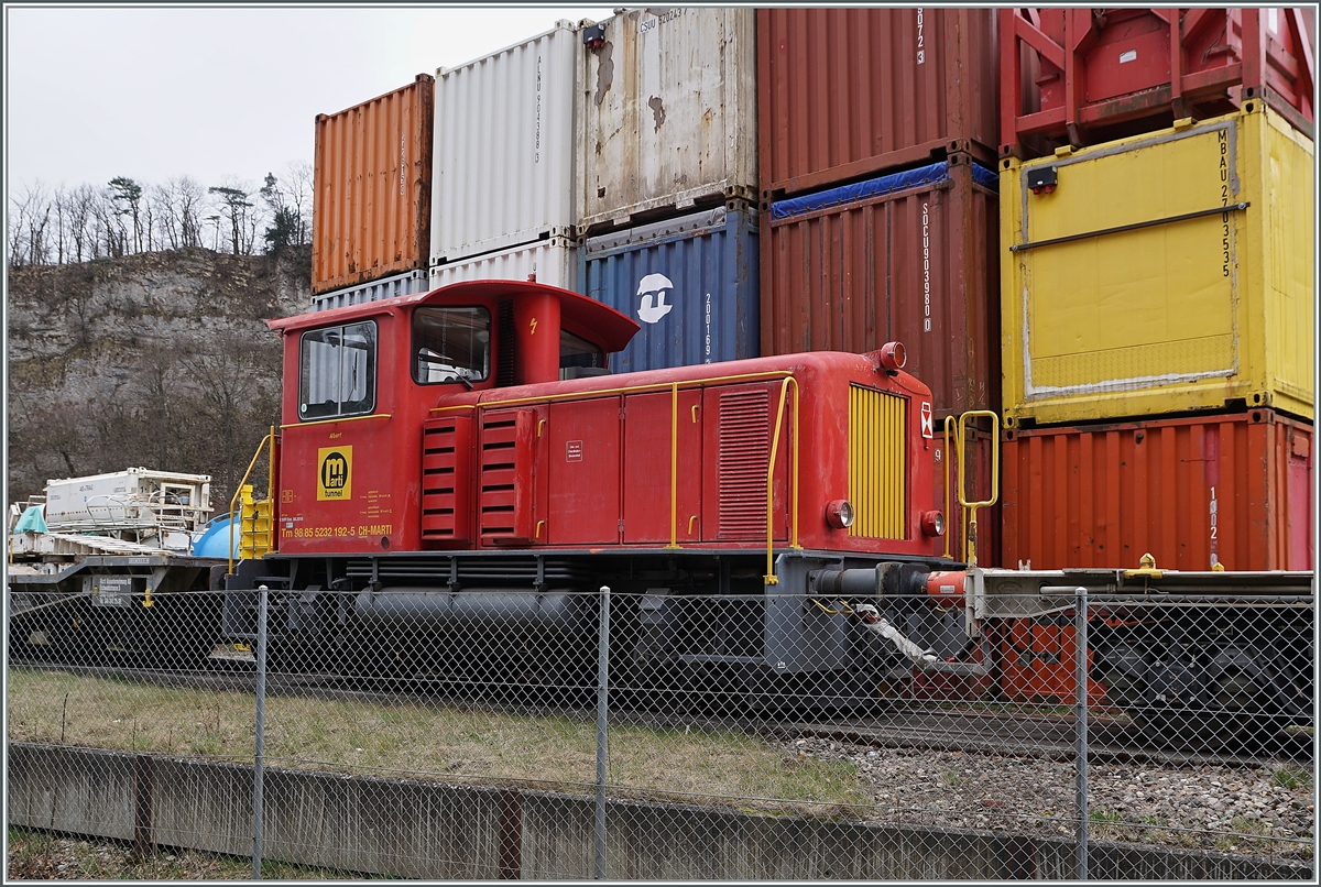 Auf einem Industriegleis bei der Klus zwischen Oensingen und Balstal steht dieser Tm 232 192-5 (Tm 98 85 5232 192-5 CH-MARTI). 

21. März 2021