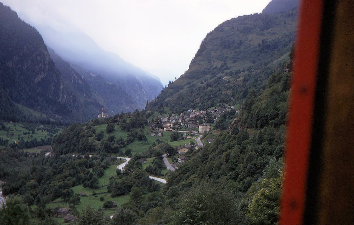 Auf der einstigen RhB-Strecke Bellinzona-Mesocco, 14.September 1970: Blick aus dem alten Triebwagen beim Abstieg von Mesocco nach Soazza. 