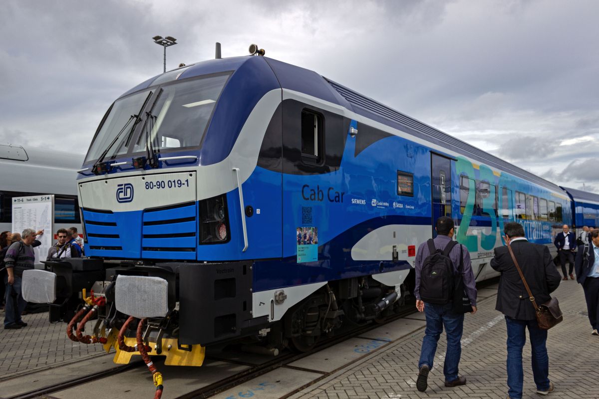 Auf den ersten Blick sieht das hier aus wie ein Vectron-F�hrerstand an einem Reisezugwagen, und das ist ziemlich genau, was dieses Fahrzeug ist. Unter dem Namen Vectrain vertreibt Siemens ein modernes Konzept von lokbespannten Wendez�gen, die eine Weiterentwicklung des �sterreichischen RailJet darstellen. Die ČD haben f�r internationale Verbindungen 20 aus je neun Wagen bestehende Z�ge bestellt, die zusammen mit Vectron-Lokomotiven eingesetzt werden sollen. Der Steuerwagen 80-90 019-1 und ein Mittelwagen waren auf der InnoTrans zu sehen.