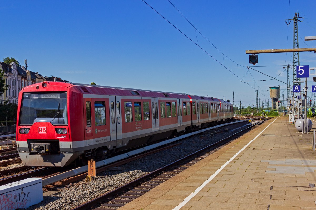Auf der Fahrt von Stade nach Pinneberg passieren die S-Bahn-Z�ge 474 133 und 474 117 am 05.08.2020 die Fernbahnsteige in Hamburg-Altona.