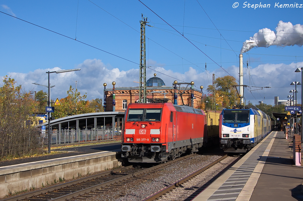 Auf Gleis 101 in Uelzen fuhr 185 377-9 DB Schenker Rail Deutschland AG mit einem Containerzug in Richtung Celle. Auf Gleis 102 stand ME 146-01  Schee�el  (146 501-2) metronom Eisenbahngesellschaft mbh mit dem metronom (ME 82118) nach Hamburg Hbf zur Abfahrt bereit. 18.10.2013