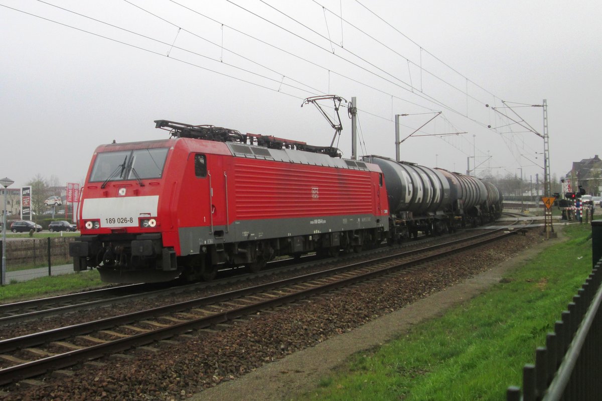 Auf die Grenze: GATX-Kesselwagenzug mit 189 026 verlässt Venlo am 23 März 2019.