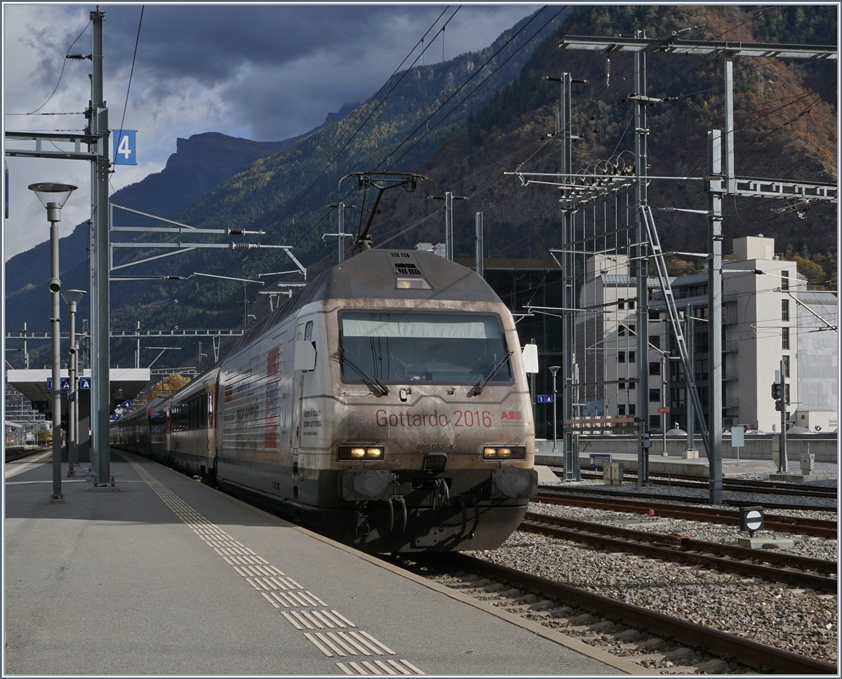 Auf Hochglanz poliert müssen die Loks nicht sein, aber etwas mehr Pflege würde dieser Werbelok in eigener Sache sicherlich nicht schaden...

Die SBB Re 460 052-4  Gottardo  2016 mit einem IR in Visp. 

27. Okt. 2017
