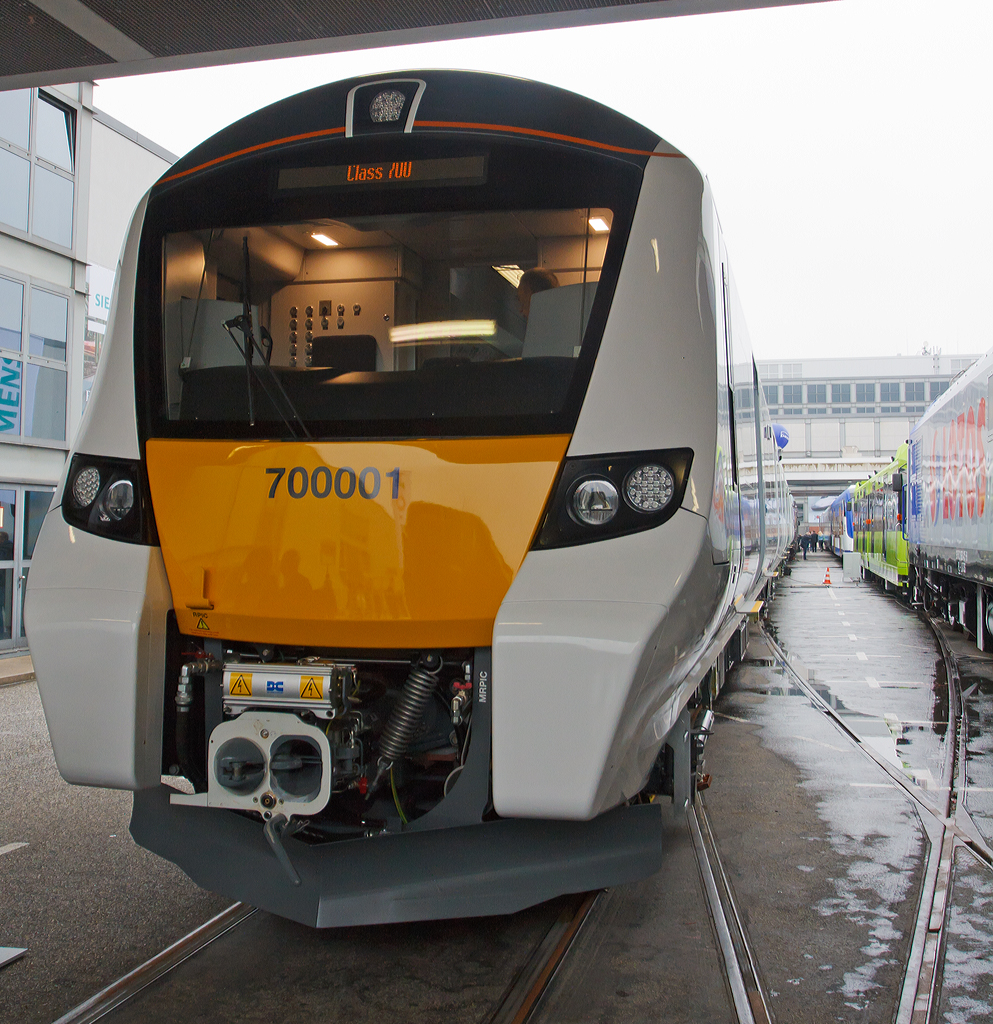 Auf der InnoTrans 2014 in Berlin wurde auch die neue Britische Klasse 700 /Thameslink (British Rail Class 700) von Siemens Rail Systems, auf dem Freigelnde vorgestellt (26.09.2014).

Die Britische Klasse 700 ist eine im Bau befindliche Baureihe elektrischer Nahverkehrstriebzge aus dem von Siemens Rail Systems entwickelten Fahrzeugkonzept Desiro City. Sie sollen ab 2016 den Fahrgastbetrieb auf der Thameslink-Strecke aufnehmen. Die Thameslink-Strecke ist eine Nord-Sd-Verbindung in England, zwischen den Stdten Bedford ber London nach Brighton. Dabei wird der nrdliche Abschnitt mit 25 kV Wechselstrom an Oberleitungen, und der sdliche Abschnitt mit 750 V Gleichstrom an Stromschienen betrieben, fr beide Systeme sind die Zge einsetzbar.

Die Modernisierung der Thameslink-Strecke wurde 2008 beschlossen. Im 2013 kam es zur Vertragsunterzeichnung von 55 zwlf- und 60 achtteiligen Triebzgen des neu entwickelten Typs Desiro City. Der Auftragswert des Rollmaterials betrgt rund 1,8 Milliarden Euro (1,6 Milliarden Pfund). Deren Fertigung findet im Siemens-Werk in Krefeld-Uerdingen statt.

Der Siemens verfolgt wie beim ICx ein Motorwagenkonzept, so dass alle Traktionskomponenten in einem Wagen integriert sind, nicht ber mehrere verteilt. Pro Motorwagen werden bei der 700er-Klasse 825 kW Energie in Bewegung umgesetzt. Dass ergibt sich aus der angegebenen Gesamtleistung von 3,3 MW (8-Teiler) bzw. 5 MW (12-Teiler).
Laut Herstellerangaben sollen diese Triebzuge bis zu 50 % Energie gegenber bestehenden Fahrzeugen einsparen.

Technische Daten der 8-Wagen-Konfiguration (Cass 700.0):
Spurweite:  1.435 mm (Normalspur)
Bestellte Zge: 60 Stck
Achsfolge:  Bo‘Bo‘+2‘2‘+Bo‘Bo‘+2‘2‘+2‘2‘+Bo‘Bo‘+2‘2‘+Bo‘Bo‘ 
Nennlnge je Wagen: 20 m
Lnge ber Kupplung: 162.000 mm
Breite: 2.800 mm
Fubodenhhe:  1.100 mm
Triebraddurchmesser: 820 mm (neu) 760 mm (abgenutzt)
Eigengewicht: 278 t
Hchstgeschwindigkeit: 160 km/h (100 mph)
Stundenleistung: 3.300 kW
Stromsysteme:  
ber Oberleitung: 25 KV AC/50 Hz AC 
ber 3. Schiene (Stromschiene) 750 V DC

Abweichende Technische Daten der 12-Wagen-Konfiguration (Cass 700.1):
Bestellte Zge: 55 Stck
Achsfolge:  Bo‘Bo‘+2‘2‘+Bo‘Bo‘+Bo‘Bo‘+2‘2‘+ 2‘2‘+2‘2‘+2‘2‘+Bo‘Bo‘+Bo‘Bo‘+ 2‘2‘ +Bo‘Bo‘
Lnge ber Kupplung: 242.600 mm
Eigengewicht: 410 t
Stundenleistung: 5.000 kW