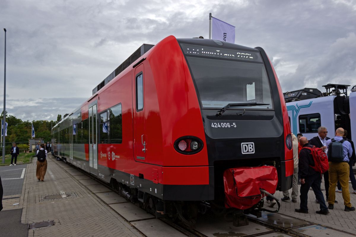 Auf der InnoTrans sind immer wieder auch �ltere Fahrzeuge zu finden, die in der Regel die M�glichkeiten zur Modernisierung von Schienenfahrzeugen aufzeigen. So im Jahr 2024 424 006, der urspr�nglich bei der S-Bahn Hannover unterwegs war und nach der von der DB verlorenen Ausschreibung bei der S-Bahn Rhein-Sieg in der Umgebung von K�ln eingesetzt werden soll. Neben der auff�lligen rot/grauen Farbgebung ist auch der Innenraum komplett erneuert worden. In den kommenden Monaten sollen diese Triebwagen die letzten 420 in K�ln ersetzen.