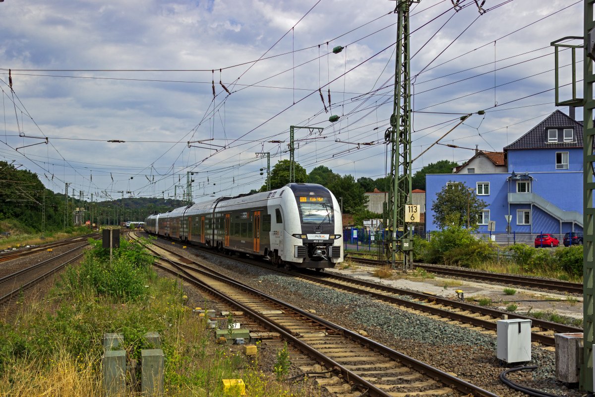 Auf der Linie RE6 im RRX-Vorlaufbetrieb ist 462 057 von National Express am 29.07.22 auf dem Weg in Richtung K�ln und durchf�hrt hier gerade Brackwede.