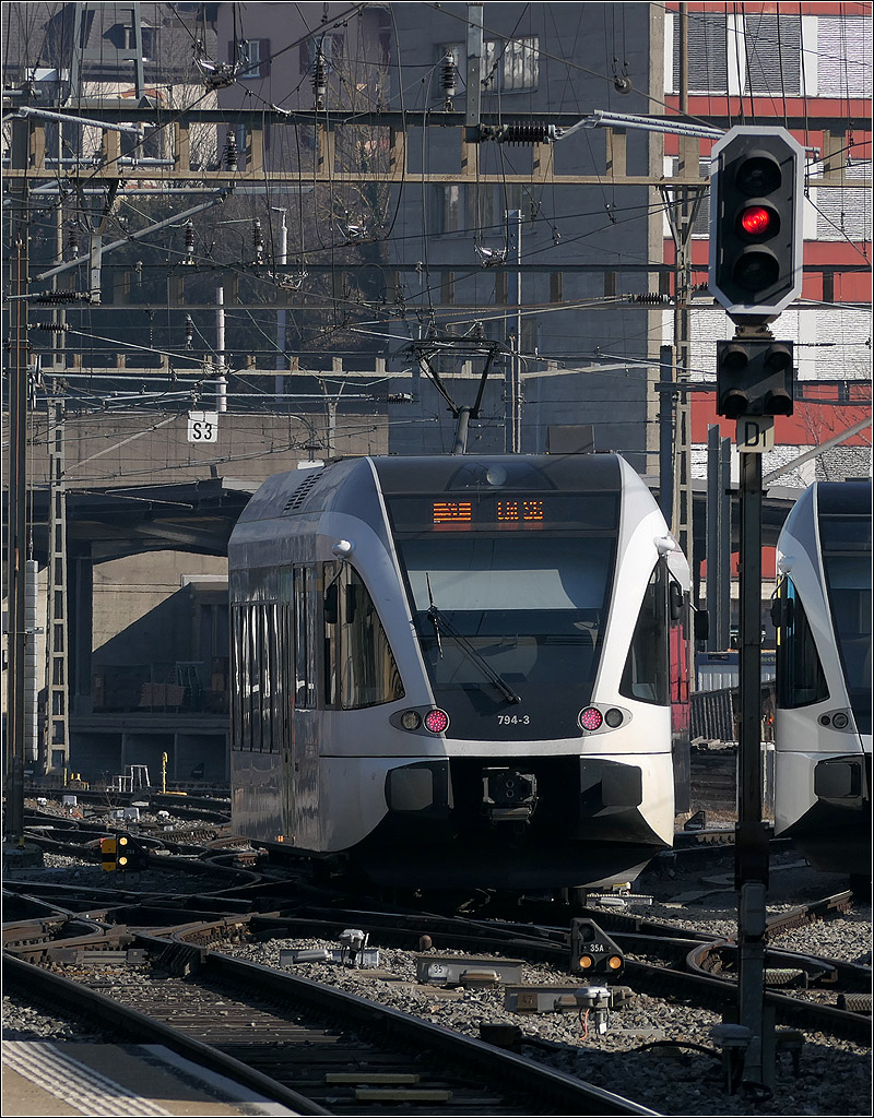 Auf Motivsuche mit Olli in Schaffhausen - 

Scheinbar nach vorne breiter wird RABe 526 794-3 bei der Ausfahrt als S1 in Richtung Stein am Rhein. Durch die Bogenfahrt sieht man auch der rechten Seite schon einen Teil des vorderen Wagens, der diese Wirkung verursacht.

09.03.2025

