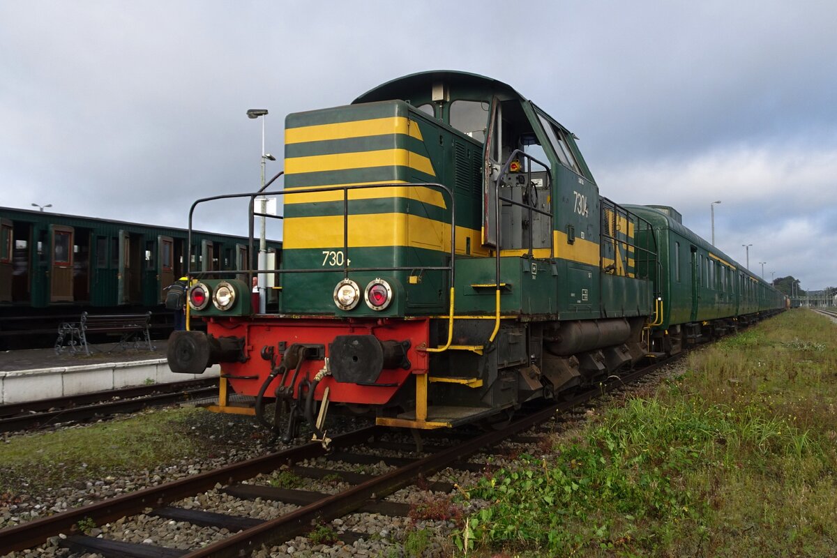 Auf das Museumsgelände könnte am 22 September 2023 ex-SNCB 7304 -heute in Besitz von CFV3V- mit Reisewagen fotografiert werden.