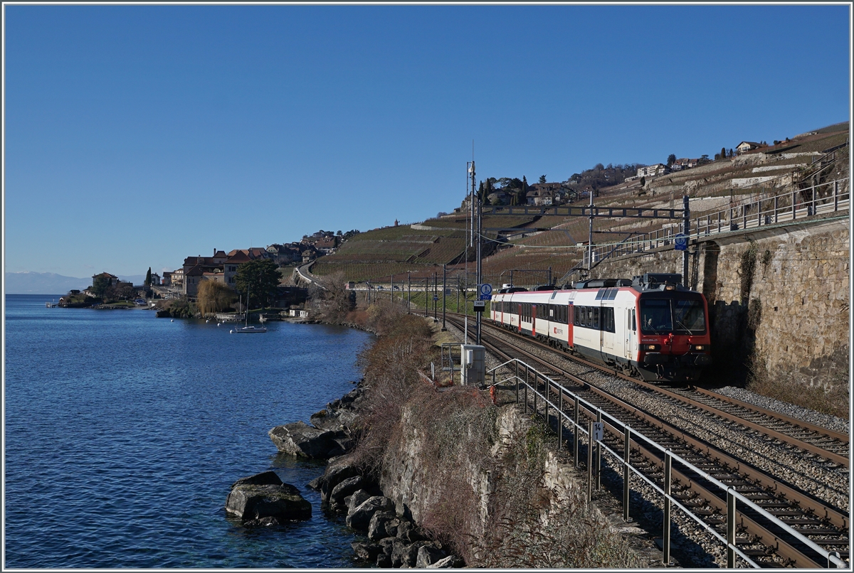 Auf der Strecke zwischen Lausanne und Vevey kommen kaum mehr Domino Triebzüge zum Einsatz. Eine Ausnahme bilden die Leermaterialzüge zum Anbindung der  Train de Vignes -Züge an den Unterhalt in Lausanne. Ein solcher Leermaterialzug ist auf der Fahrt nach Vevey zwischen Rivaz und St-Saphorin zu sehen. 

14. Okt. 2022