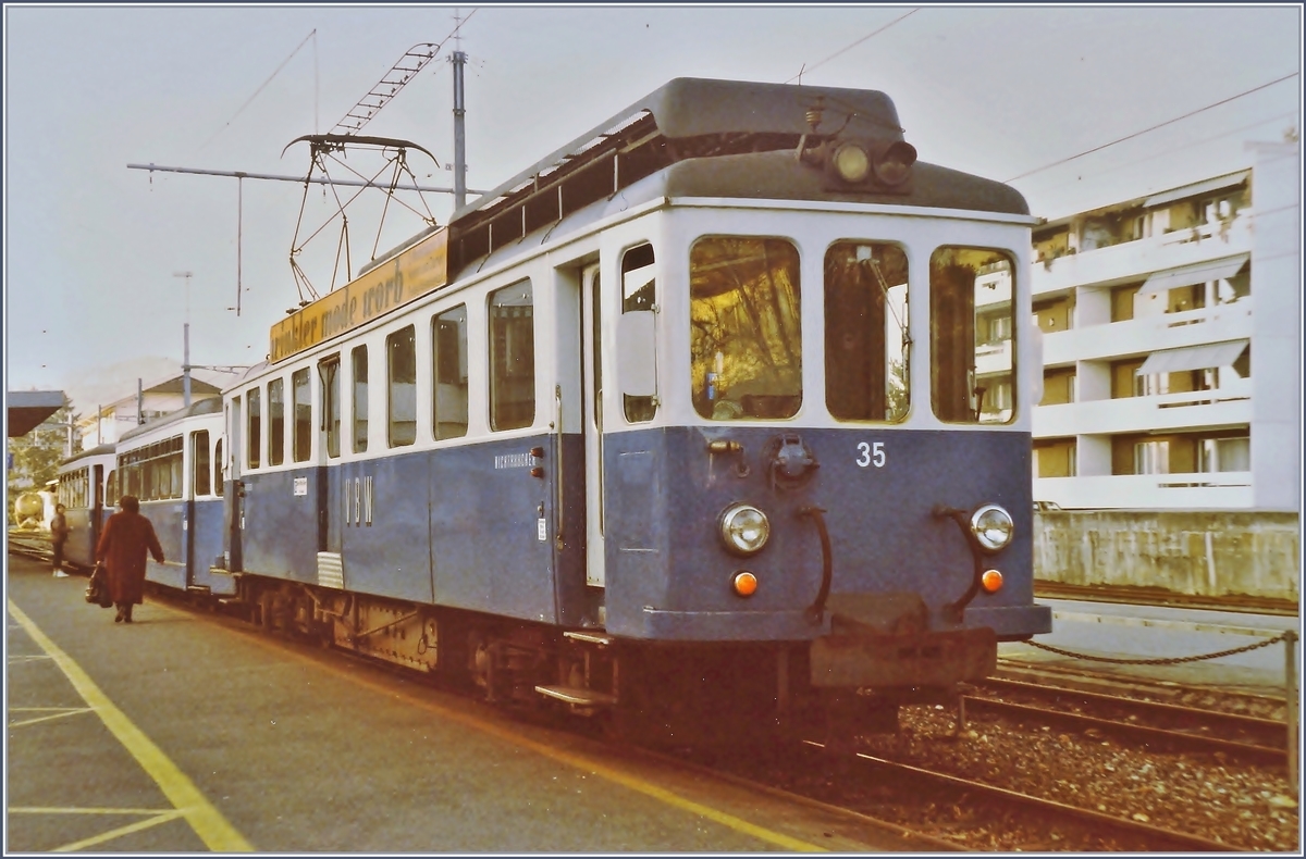 Auf der Suche nach einem  Mandarinli  bin ich - bildlich gesprochen - ber dieses  blaue Bhnli  gestolpert: In Worb Dorf wartet der VBW BDe 4/4 N 35, mit einen Zwischen- und Steuerwagen auf die Abfahrt nach Bern Kirchenfeld. Interessanterweise ist das so typisch urige  Blaue Bhnli  in diesem Fall gar nicht so sehr schweizerisch, stammen doch Zwischen- und Steuerwagen aus Rastatt, bzw. waren vor der bernahme an die VBW in Pforzheim im Einsatz. Der ex Zwischenwagen 338 erhielt vom VBW BDt3 241 die Fhrerstands Einrichtung und ist nun als Steuerwagen 233 unterwegs.

Analogbild vom 29. Nov. 1984