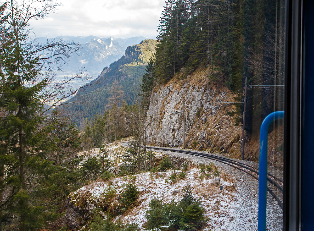 
Auf der Talfahrt mit Wendelstein-Zahnradbahn am 28.12.2016 zur Talstation Brannenburg, Blick aus einem Beh 4/8 Doppeltriebwagen auf die Strecke und ins Inntal.