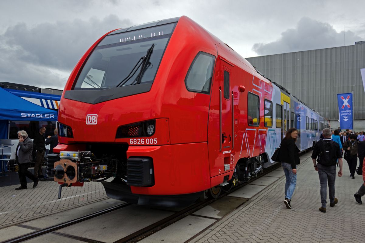 Auf vielen nicht elektrifizierten Nebenstrecken werden bei aktuellen Ausschreibungen alternative Antriebskonzepte gefordert, wobei vor allen Dingen Akkutriebwagen zum Zug kommen. F�r Nebenbahnen in Rheinland-Pfalz produziert Stadler aktuell zweiteilige FLIRT Akku-Triebwagen, die im Gegensatz zu den zwei Jahre zuvor gezeigten Triebwagen f�r Schleswig-Holstein etwas l�nger sind und aus zwei vierachsigen Wagen bestehen, anstatt Jakobsdrehgestelle zu verwenden. Der Steuerwagen 6826 005 dieser Einheit ist hier auf dem Messefreigel�nde zu sehen.