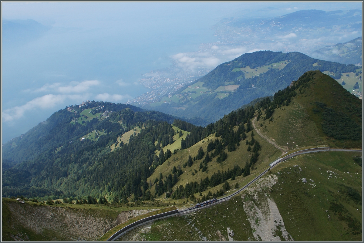 Auf der Wasserscheide zwischen Rohe (links) und Rhein (rechts) fährt ein Rochers de Naye Beh 4/4 Triebwagen talwärts.
4. Sept. 2014