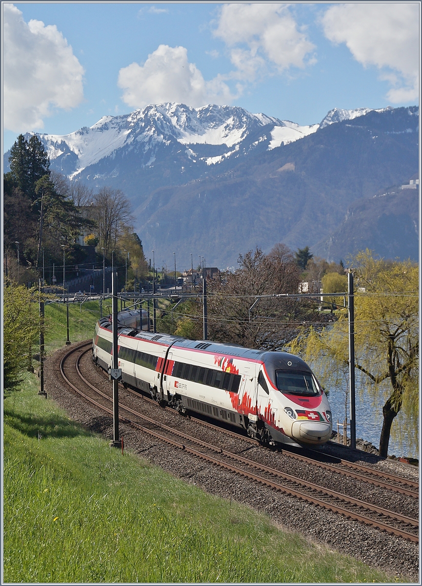 Auf den  Wolfgang Johann Goethe  musste ich einige Monate warten, dafür kam dann der SBB RABe 503 022-7 dann bei bestem Wetter...
Der EC 32 kurz nach Villeneuve
13. April 2018
