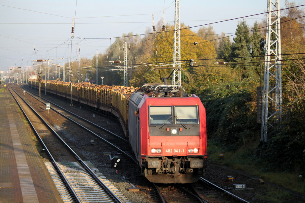 Aufgrund der Streckensperrung s�dlich von Bad Kleinen ging es f�r 482 041-1 mit ihrem Holzzug(Rostock-Stendal)via Waren,Berlin und Rathenow.02.11.2014