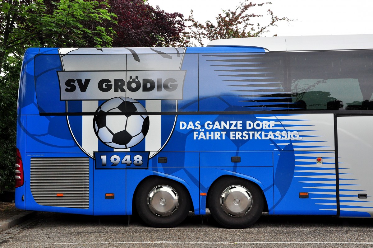 Aufkleber am Mercedes Travego von SCHWAB Reisen aus �sterreich,Mannschaftsbus des SV Gr�dig am 22.5.2015 in Krems.