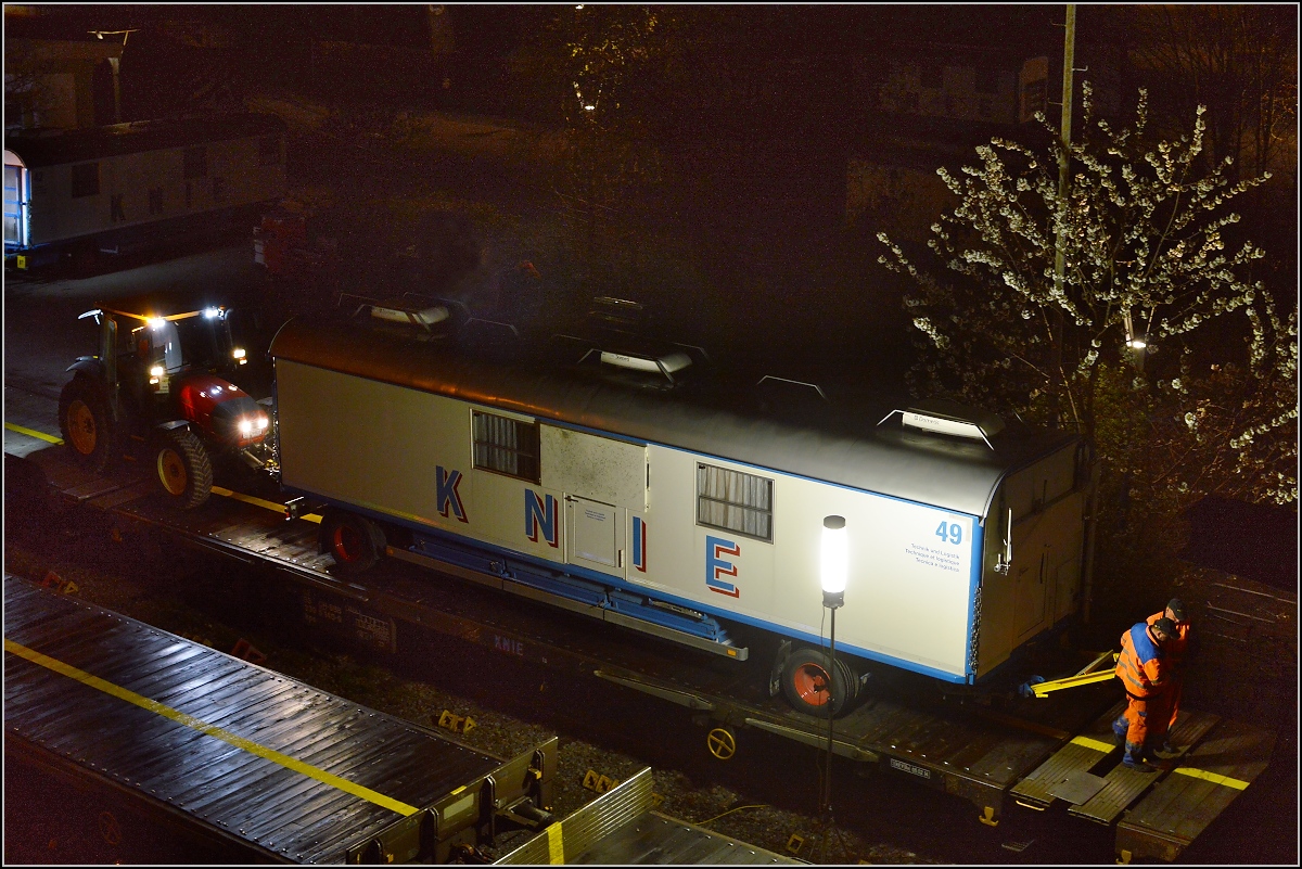 Aufladen des Zirkus Knie in Konstanz. Beim Draufrangieren der Wägen ist Handarbeit angesagt. April 2016.