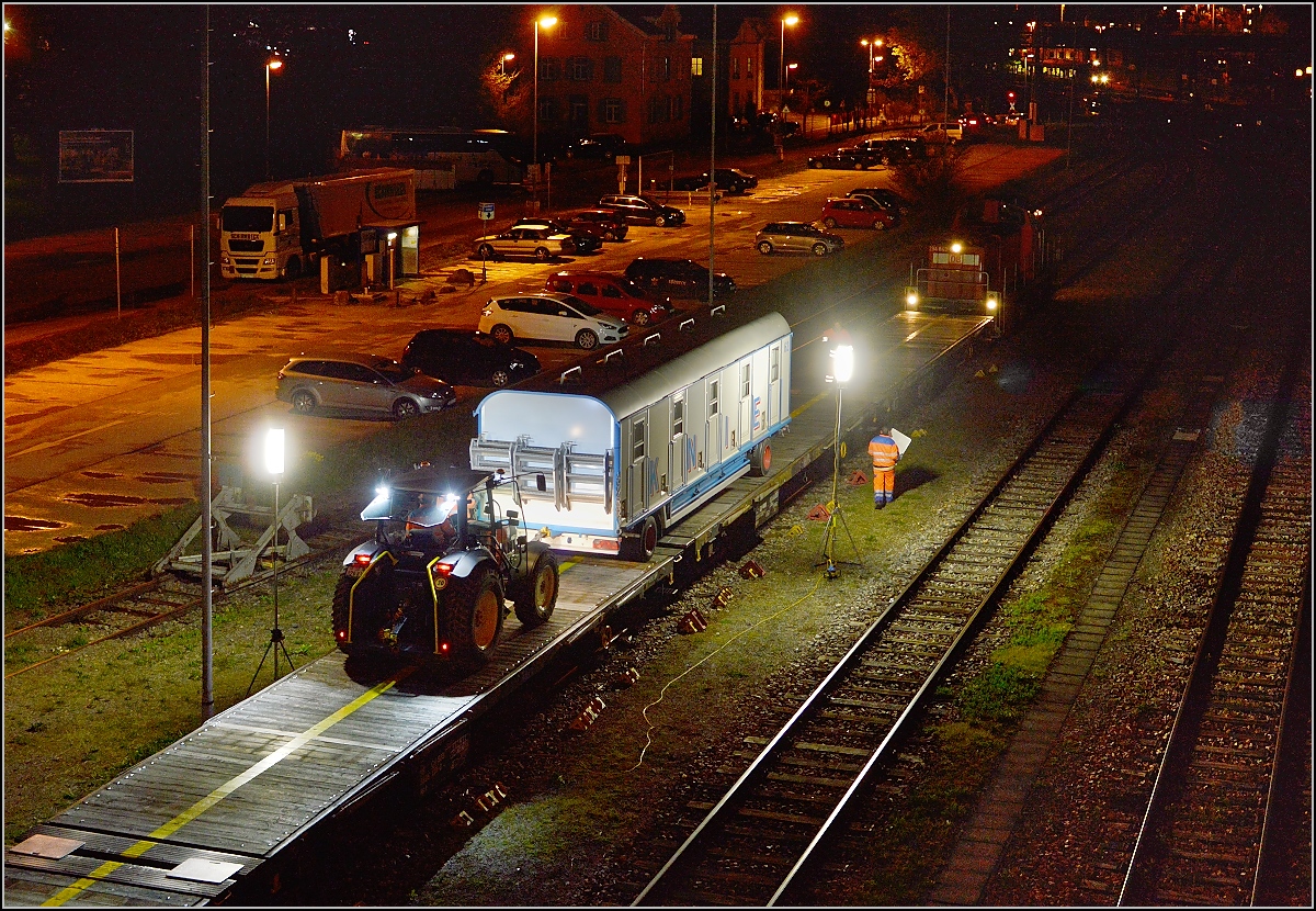 Aufladen des Zirkus Knie in Konstanz. Auf diesem Zugteil der erste Wagen. April 2016.