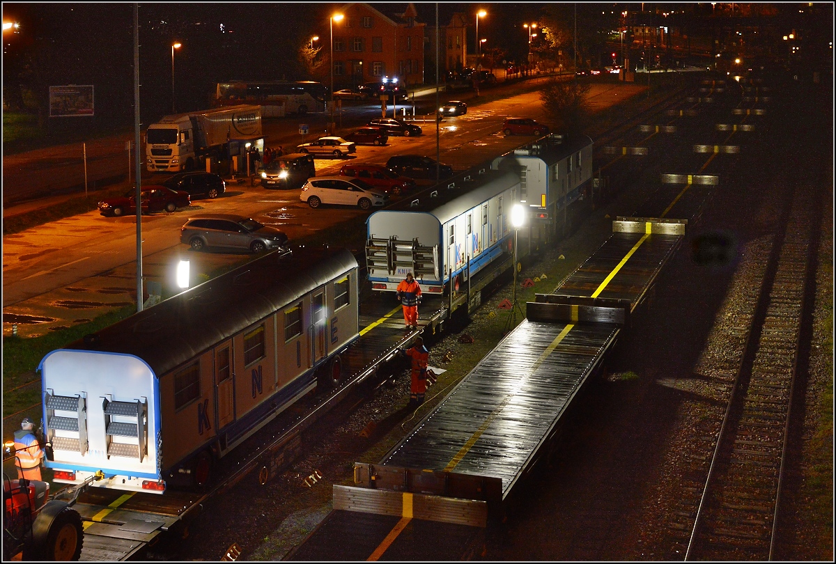 Aufladen des Zirkus Knie in Konstanz. Auch dieser Zugabschnitt füllt sich. April 2016.