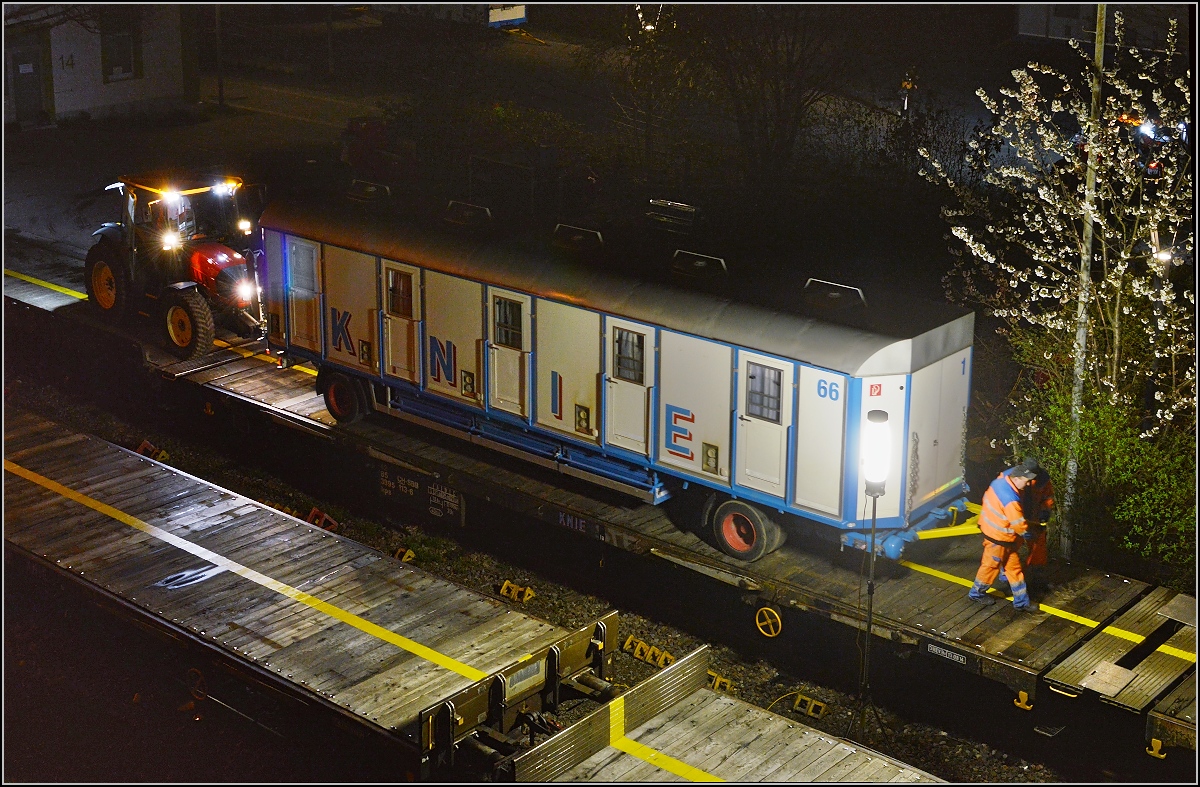 Aufladen des Zirkus Knie in Konstanz. Handarbeit beim Einparken. April 2016.