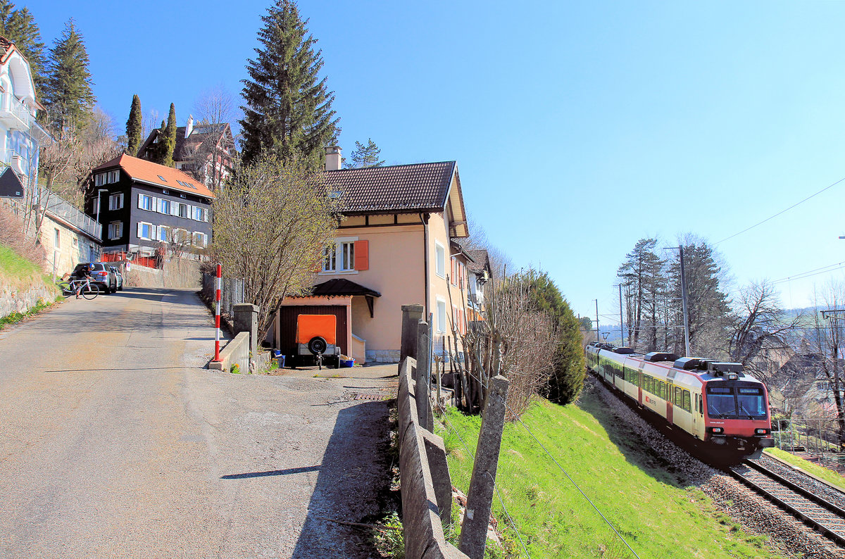 Aufstieg aus Le Locle Richtung Le Crêt-du-Locle und La Chaux-de-Fonds. Triebwagen 560 232. 23.April 2021 