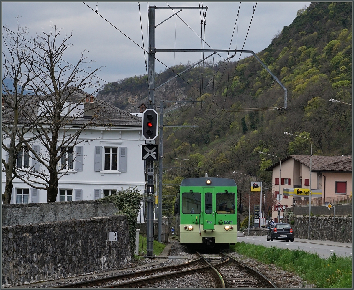 Aus Aigle kommend trifft der AOMC Regionalzug 24 in Ollon ein.
7. April 2016