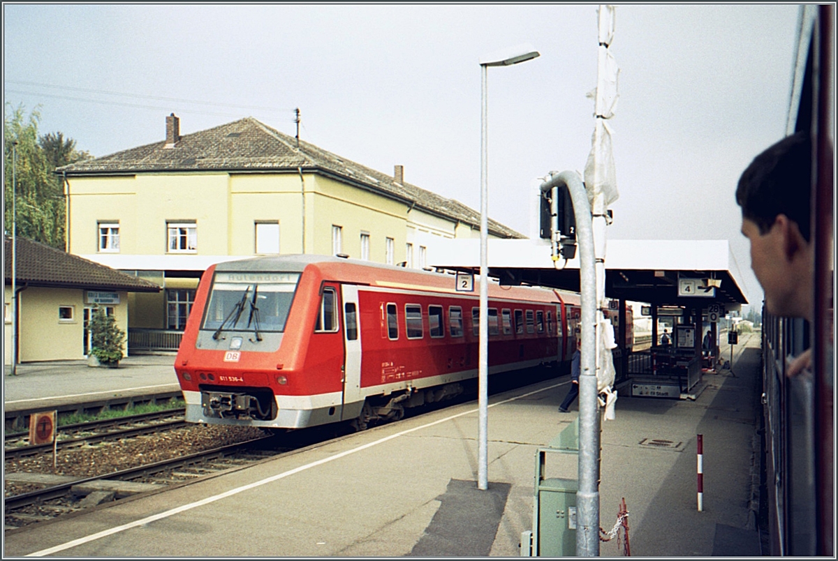 Aus Blick aus dem Fenster des  Kleber-Express  in Aulendorf erlaubte ein Bild des DB 611 536-4 der hier endet zu bekommen. 

Analogbild vom 11. Oktober 2001