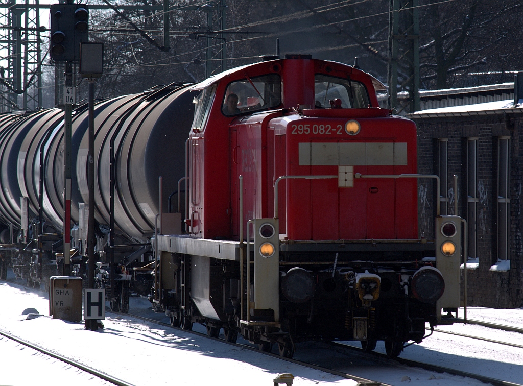 Aus dem Archiv, neu bearbeitet: Gegenlichtaufnahme der 295 082-2 die mit einem kurzen Öler und dem üblichen sonoren Brummen durch HH-Harburg dieselte. 06.03.2010