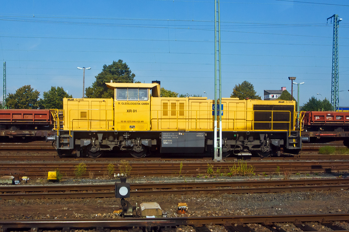 
Aus dem Zug heraus konnte ich am 27.08.2014 in Gießen die XR 01 (92 80 1275 846-4 D-XR) der SPITZKE RIEBEL GLEISLOGISTIK GmbH aus Buchloe (ex V 200 001 der Xaver Riebel Gleisbau) fotografieren. 

Die MaK G 1206 wurde 2003 von Vossloh unter der Fabriknummer 1001382 gebaut.

Die Lokomotiven vom Typ MaK G 1206 sind dieselhydraulische Mehrzwecklokomotiven und werden im Strecken- und Rangierdienst eingesetzt. Sie eignen sich sehr gut für die
Überführung von Gleisbaumaschinen über weite Entfernungen, sowie für Transporte zur Ver- und Entsorgung von Bahnbaustellen.


Technische Daten:
Spurweite: 1.435 mm
Achsanordnung B`B`
Länge über Puffer: 14.700 mm
Drehzapfenabstand: 7.200 mm
Achsabstand im Drehgestell: 2.400 mm
Dienstgewicht: 87,3 t
Höchstgeschwindigkeit: 100 km/h
max. Schleppgeschwindigkeit: 80 km/h
kleinste Dauerfahrgeschwindigkeit: 10 km/h
mittlere Achslast 21,8 t

Motor: 
Caterpillar 12 Zylinder 4-Takt Dieselmotor mit Abgasturbolader und Ladeluftkühlung vom Typ 3512 B DI TA mit einer Leistung von 1.500 kW bei1.800 U/min

Kraftübertragung: Strömungsgetriebe, Voith L5r4zU2
Betriebsstoffvorräte Dieselkraftstoff: 3.500 l
	
