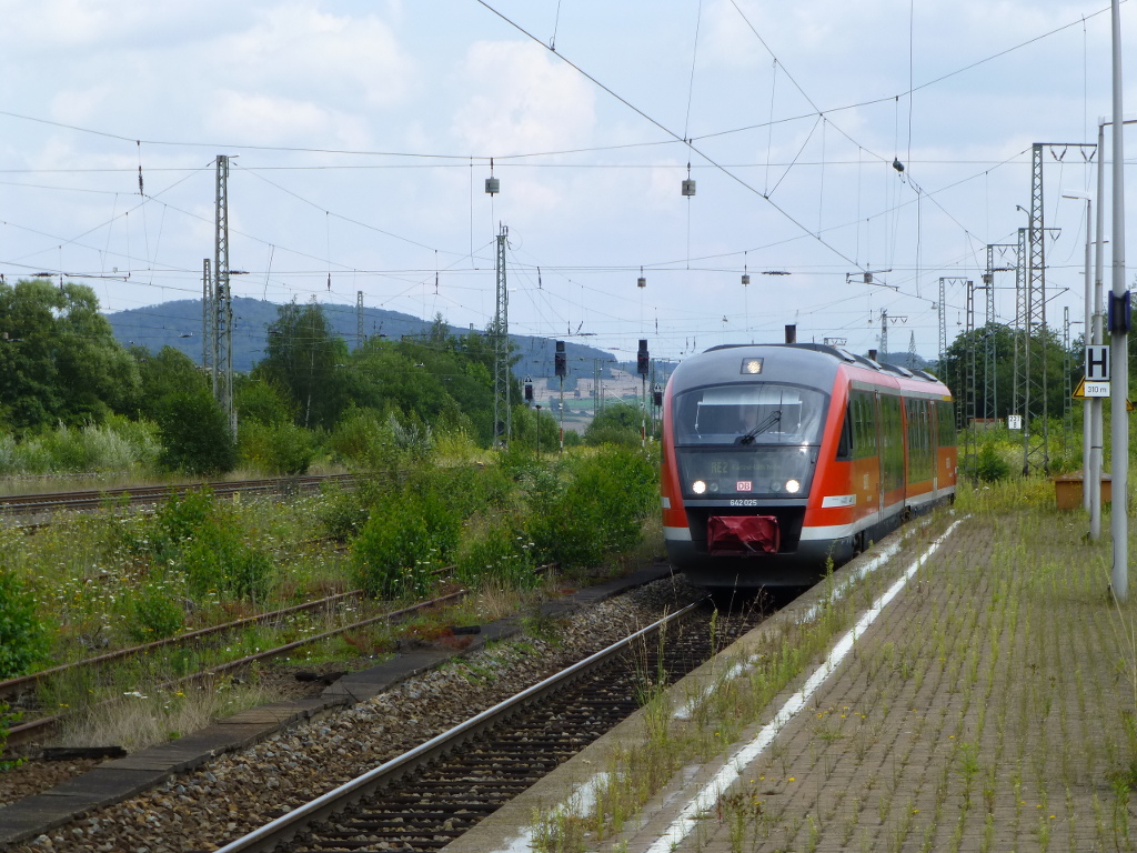 Aus Erfurt kommt dieser Desiro Nummer 025, der gerade den Anfang des Bahnsteiges in Eichenberg erreicht hat.