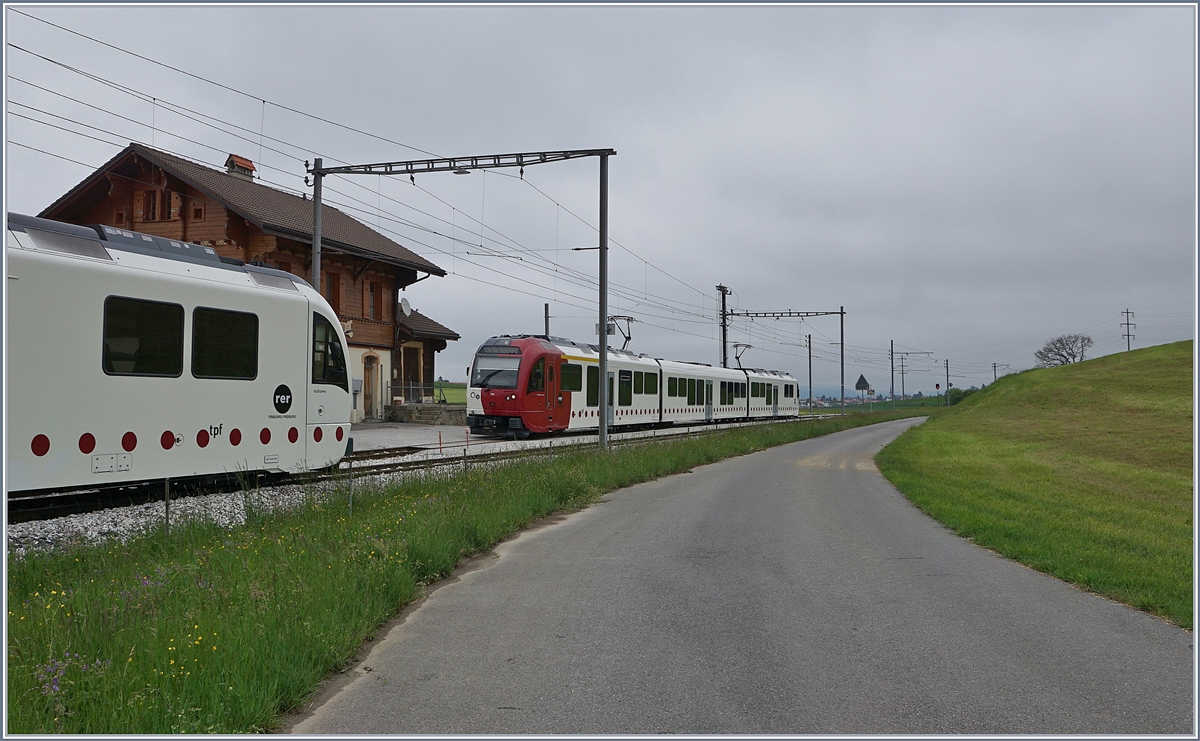 Aus der Gegenrichtung kommt der TPF SURF Be 2/4 / B / ABe 2/4 102, als S 50 nach Bulle.

12. Mai 2020
