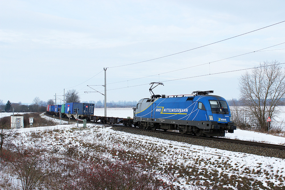 Aus Hamburg kam auf der Salzwedeler Schiene die MWB 182 912 mit ihrem Containerzug, 01.02.2014.