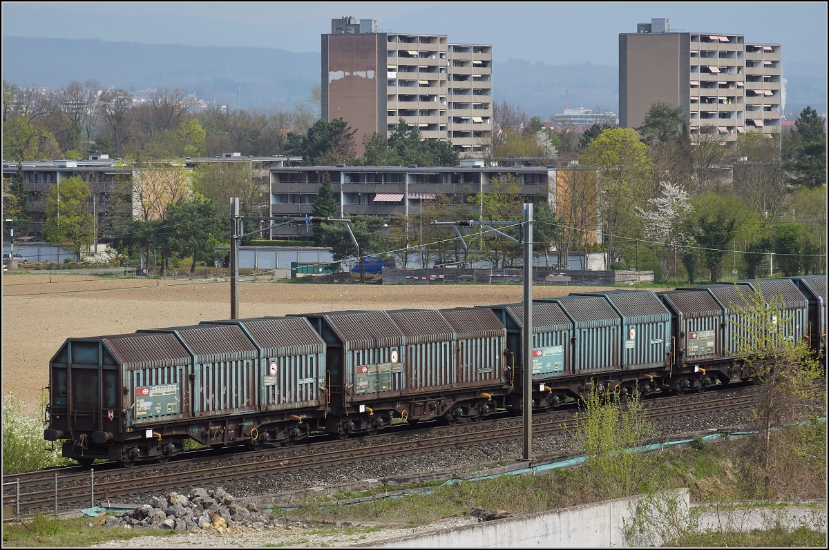 Aus der Königin-Elisabeth-II-Phase der SBB. Shimmns-Teleskophaubenwagen in mintgrün. Sorgte zusammen mit den pinkfarbenen Eaos für ein wenig Abwechslung im rostbraunen Güterverkehr. Augarten, April 2017.