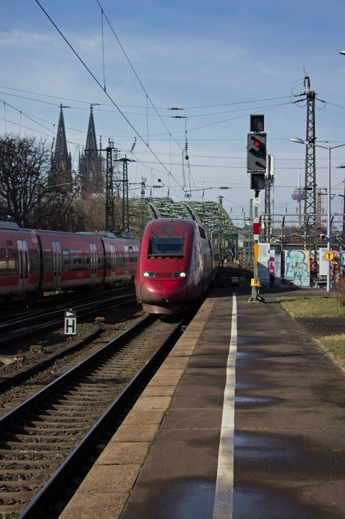 Aus Paris kommend hat der Thalys mit der Nummer 4304, der der belgischen Staatsbahn SNCB geh�rt, K�ln erreicht und f�hrt nun in den Abstellbahnhof Deutzerfeld.
