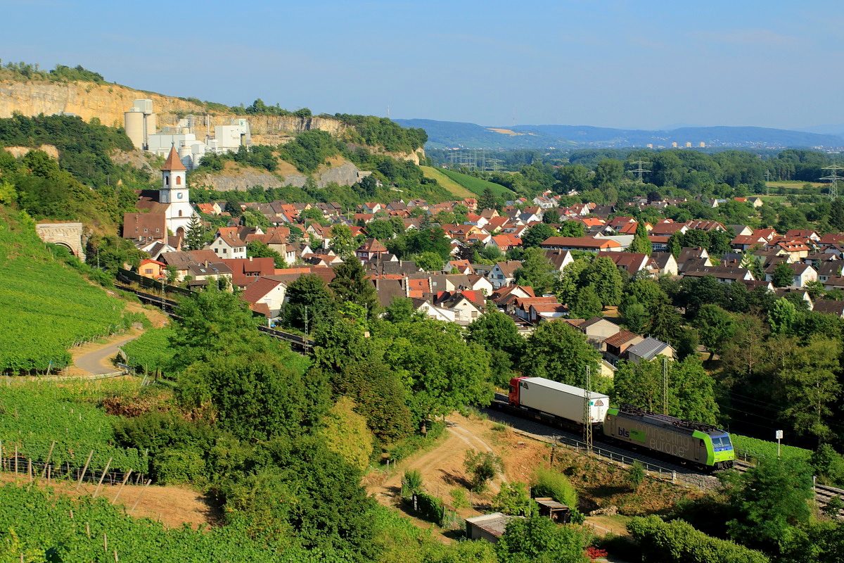 Aus den Weinbergen bei Istein hat man einen herrlichen Blick bis nach Basel und natürlich auch auf die Rheintalbahn, auf der am 16.07.2015 eine 485 der BLS Cargo in Richtung Norden unterwegs ist