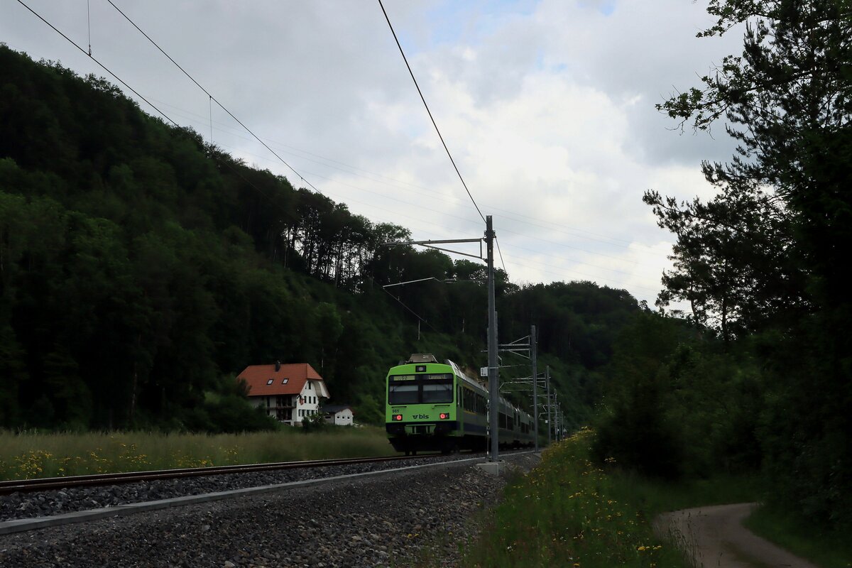 Ausfahrt des BLS NPZ Zuges (mit Steuerwagen ABt 965) als S2 von Laupen nach Langnau im Emmental. Laupen, 8.Juni 2021 