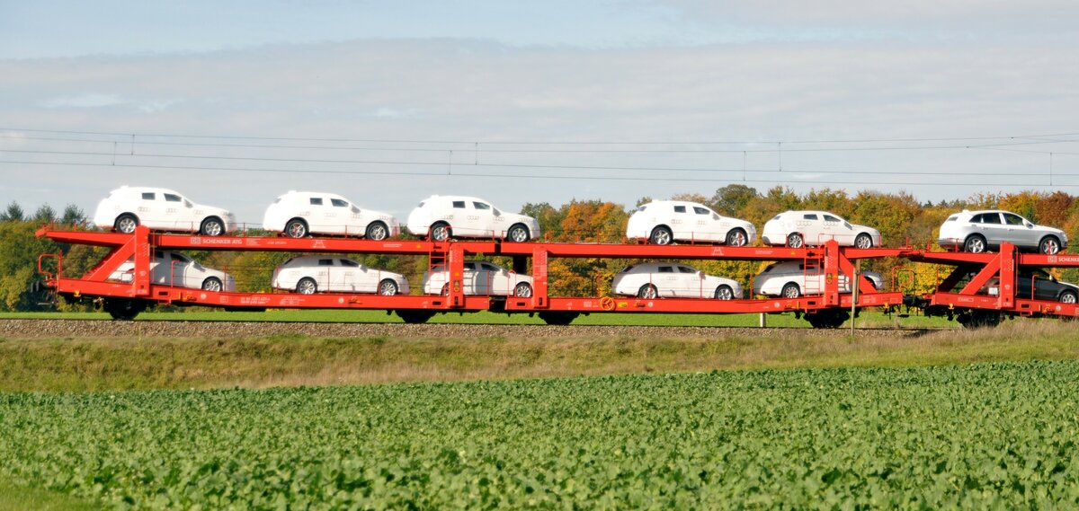 Autotransportwagen von Schenker ATG 2 80 4371 431-4 mit Audi-PKWs beladen bei Hinterdekental am 17.10.2012.