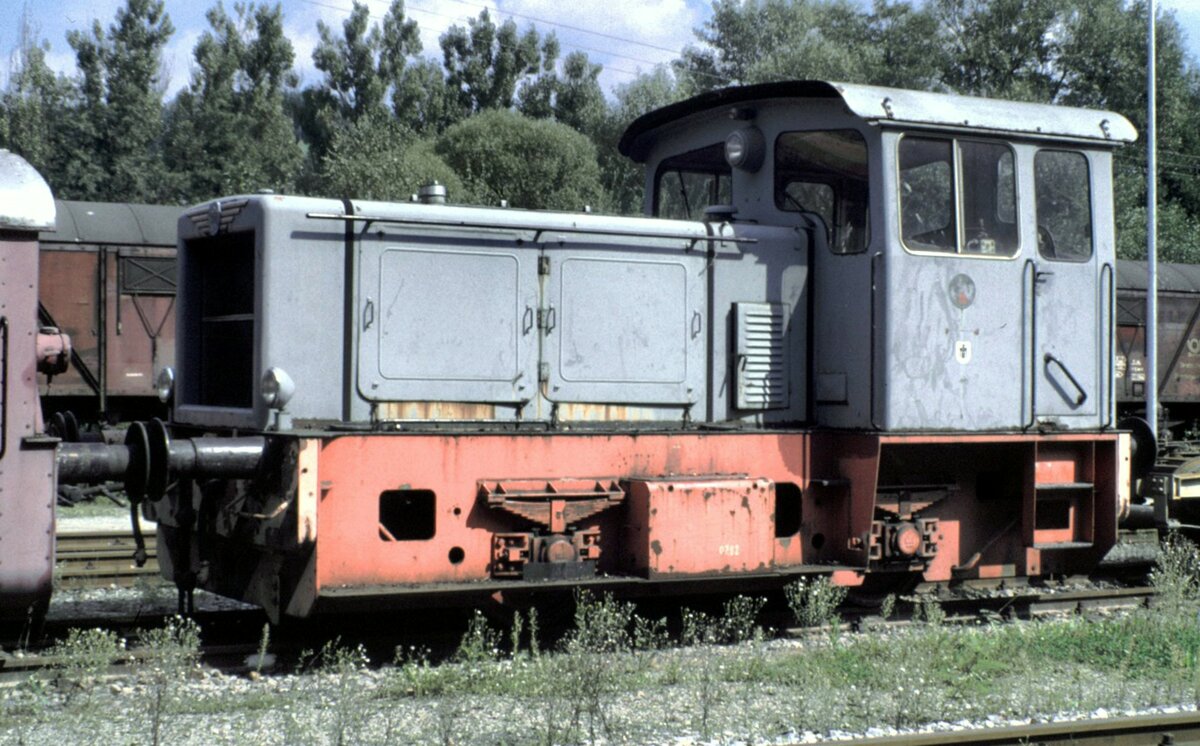 B-Diesel Rangierlok Typ ML 225 B von Kraus Maffei bei der Regentalbahn in Viechtach am 07.09.1997.