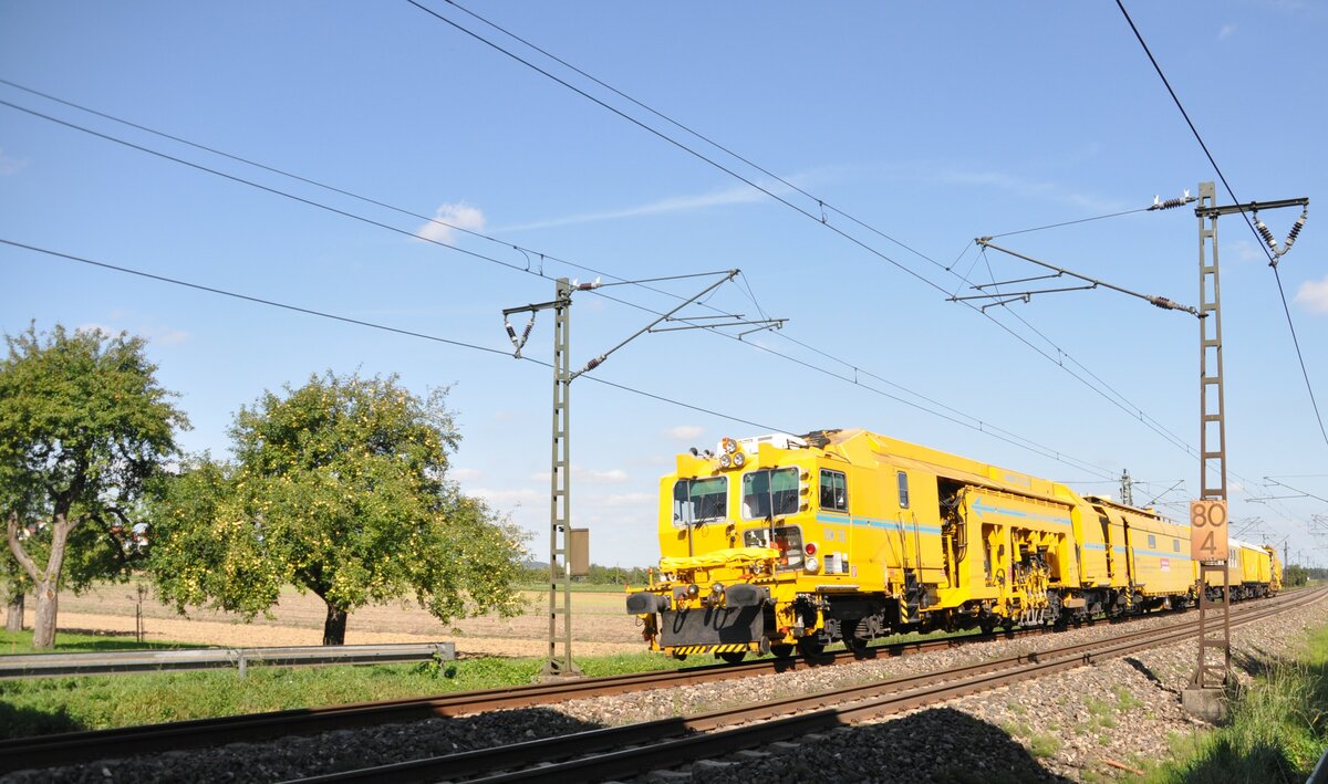 Bahnbauzug bestehend aus USM 362 Bahnbau und USP 2000 SWS von Plasser & Theurer und weitere Wagen in Neu-Ulm Pfuhl am 15.09.2011.