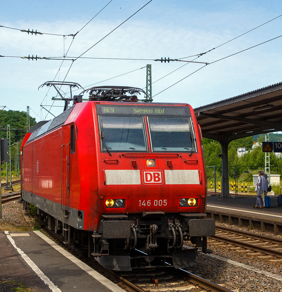 Bahnchaos in Betzdorf (Sieg)....
Noch pünktlich erreicht die 146 005-4 (91 80 6146 005-4 D-DB) der DB Regio NRW erreicht am 17.06.2022, mit dem RE 9 (rsx - Rhein-Sieg-Express) Aachen - Köln – Siegen, den Bahnhof Betzdorf (Sieg), aber ab hier ist es mit der Pünktlichkeit vorbei, denn in Kirchen (Sieg) ist ein Güterzug liegengeblieben. 