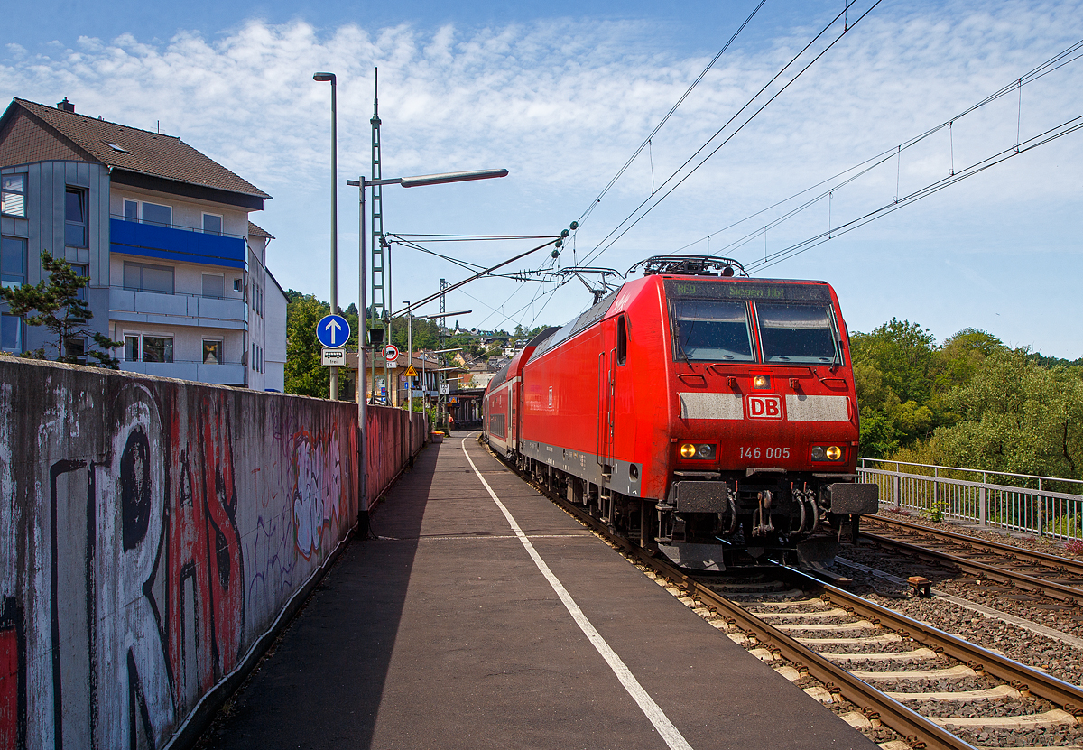 Bahnchaos in Betzdorf (Sieg)....
Zwangspause der 146 005-4 (91 80 6146 005-4 D-DB) der DB Regio NRW mit dem RE 9 (rsx - Rhein-Sieg-Express) Aachen - Köln – Siegen, am 17.06.2022 im Bahnhof Betzdorf (Sieg), denn in Kirchen (Sieg) ist ein Güterzug liegengeblieben.