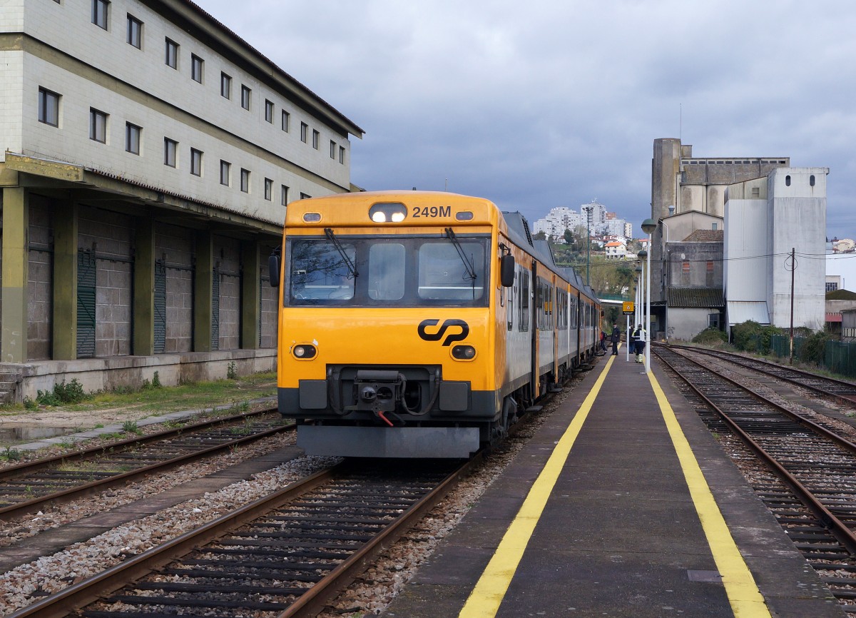 Bahnen in Portugal: Der frisch aufgearbeitete CP 249 M wartet am 27. März 2015 auf dem Bahnhof Marco de Canaveses auf seine Weiterfahrt nach Pocinho. 
Foto: Walter Ruetsch  