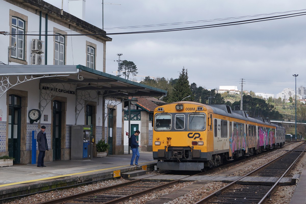 Bahnen in Portugal: Der versprayte CP 008 M wartet am 26. Mrz 2015 auf dem Bahnhof Marco de Canaveses eine Zugskreuzung ab. Wie in Livracao wurde auch das Stationsgebude Marco de Canaveses mit den dunkelblauen Kalksteinblttchen verziert. 
Foto: Walter Ruetsch  
