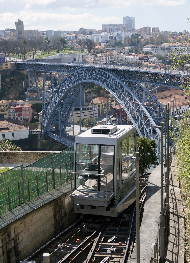 Bahnen in Portugal: FUNICULAR PORTO DOS GUINDAIS-BAIRRO mit fotogener Linienfhrung. Die Aufnahme ist am 25. Mrz 2015 entstanden.
Foto: Walter Ruetsch 