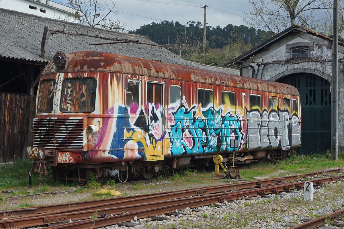 Bahnen in Portugal: Noch am 26. Mrz 2015 erinnern der versprayte Triebwagen der BR 9100 und der Lokschuppen an die im Jahre 2009 eingestellte Schmalspurbahn Livracao-Arco.
Foto: Walter Ruetsch